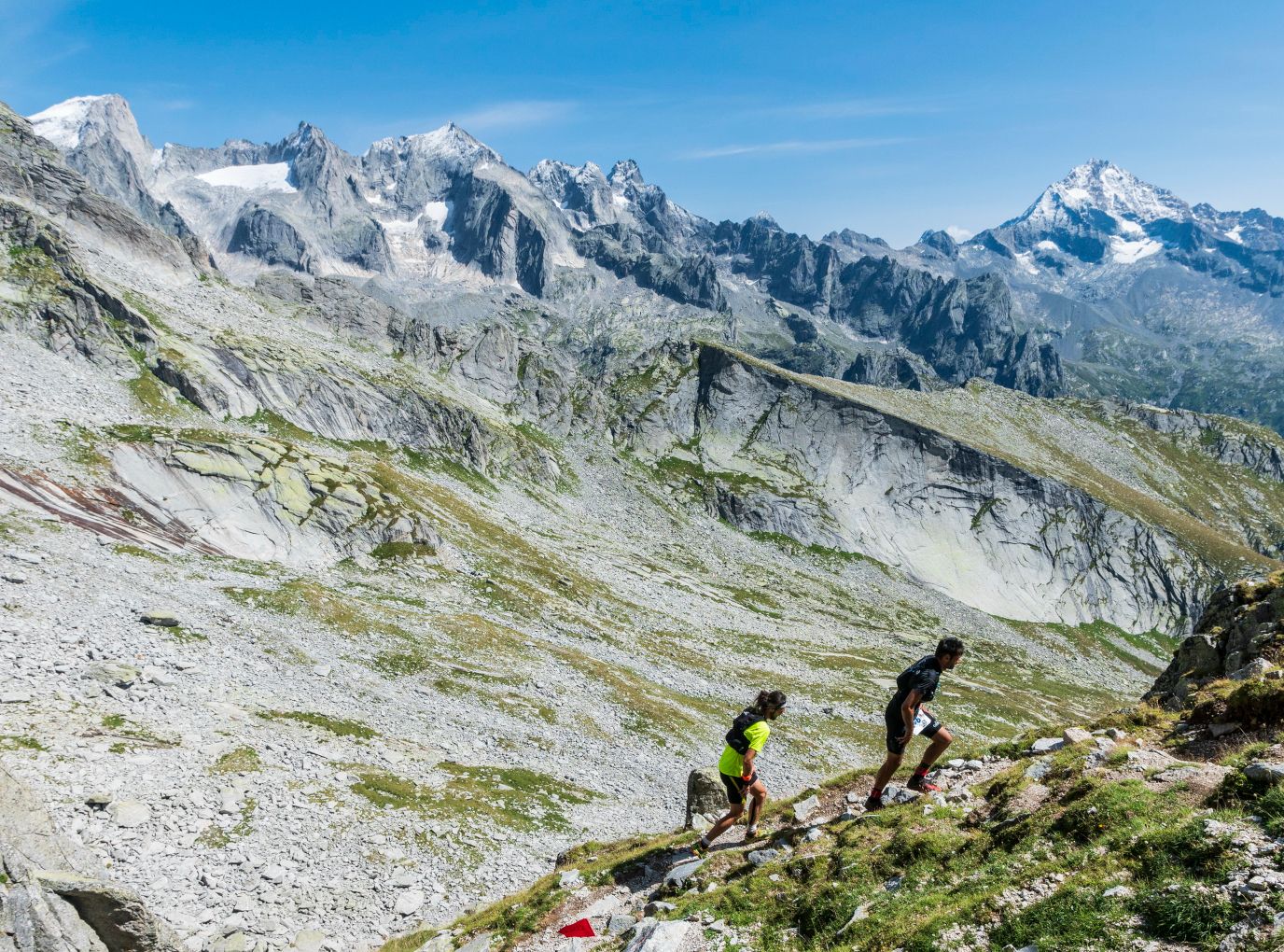 escursionisti sul sentiero roma in val masino