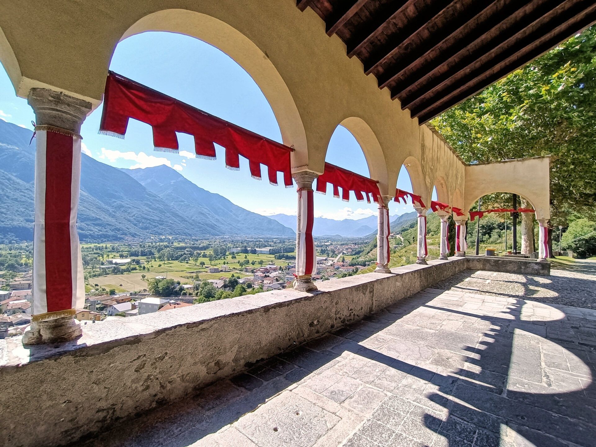 chiesa di traona lungo sentiero Guanella