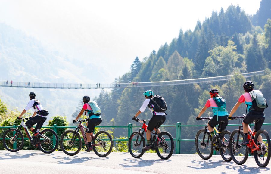 Ciclisti al ponte nel cielo in Val Tartano