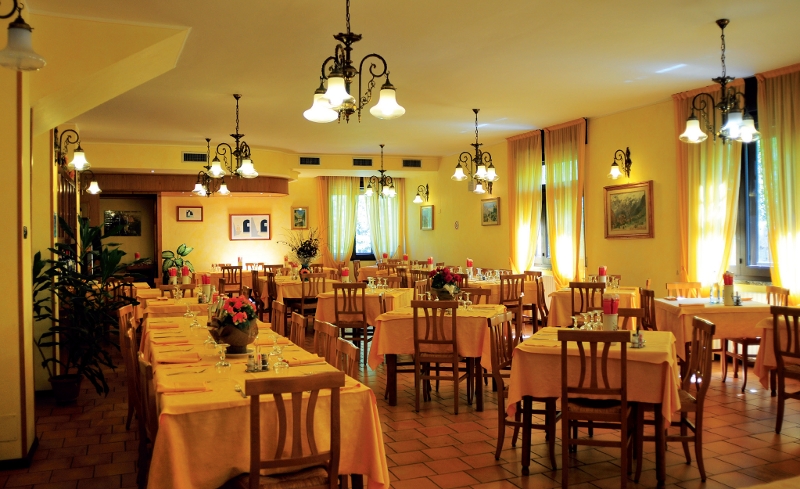 sala da pranzo albergo ristorante Miramonti Val Masino