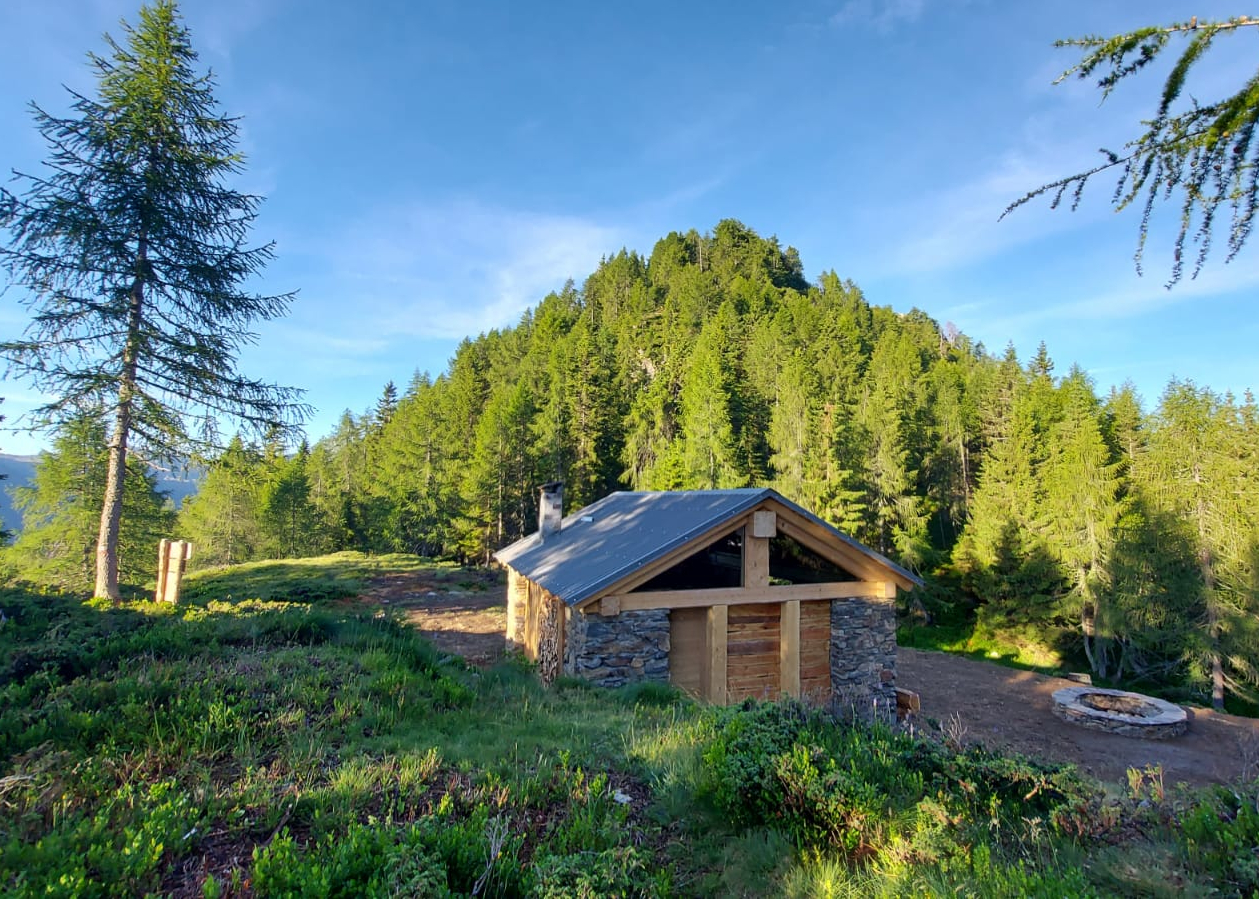 bivacco immerso nel bosco val tartano