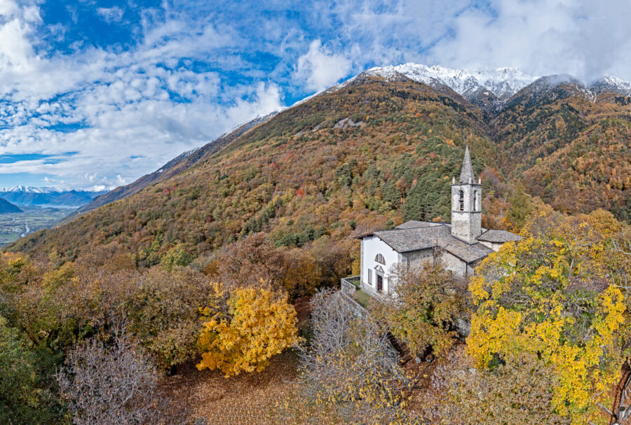 Chiesa di Bioggio tra foliage autunnale