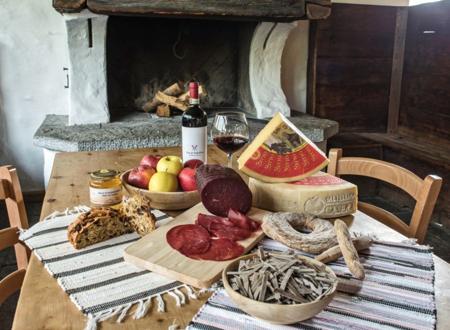 ristorante e prodotti su tavolo