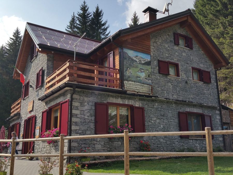 Esterno rifugio scotti val masino predarossa