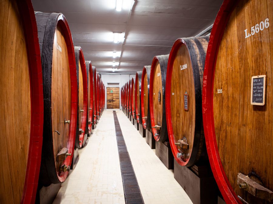 Cantina Casa vinicola nera chiuro