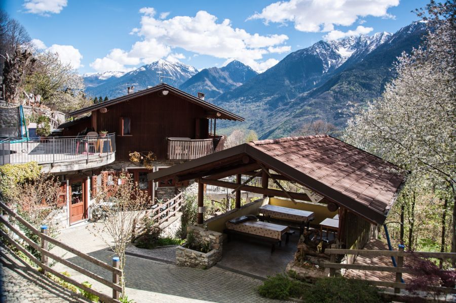 Esterno agriturismo Luloc Buglio in Monte