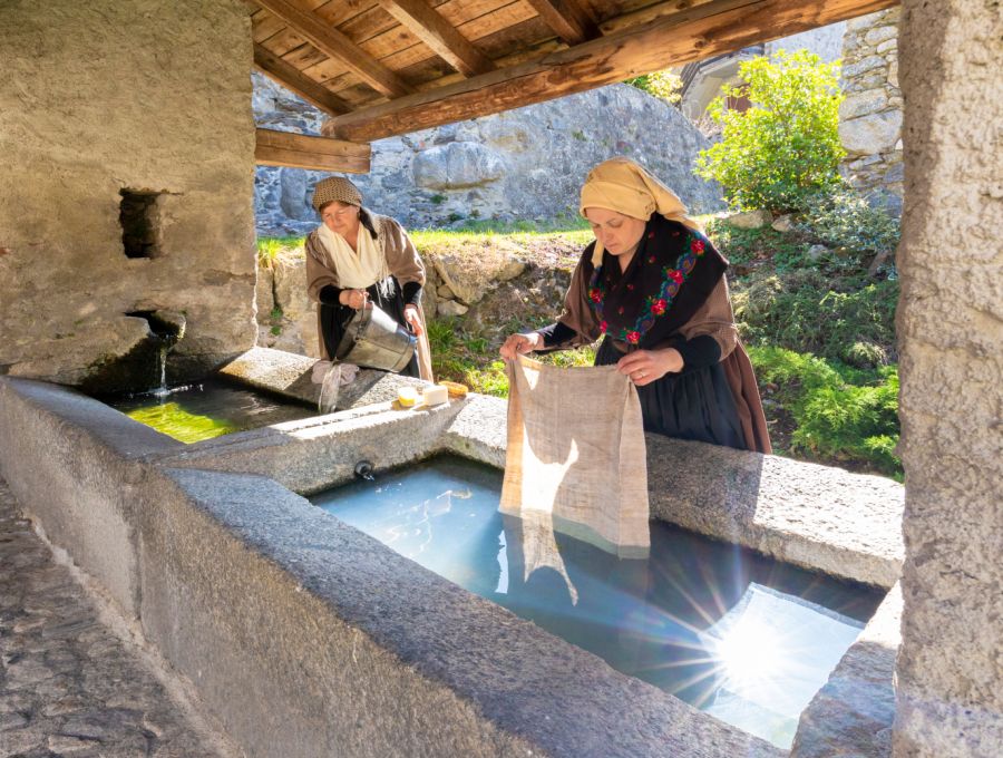 donne in costume tipico al lavatoio