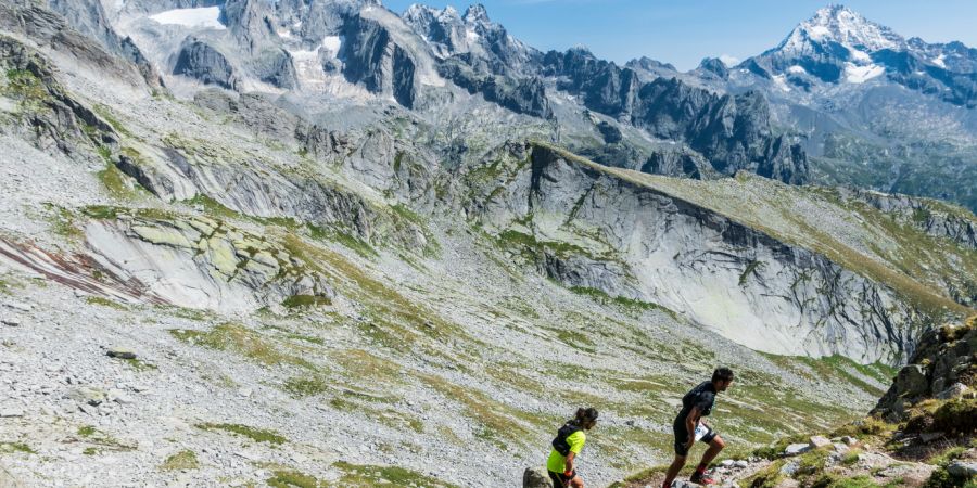 escursionisti sul sentiero roma in val masino