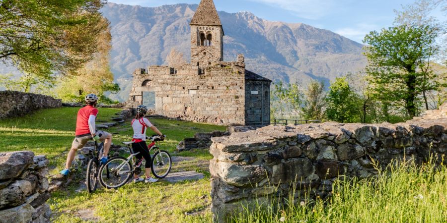 ciclisti all'abbazia di vallate