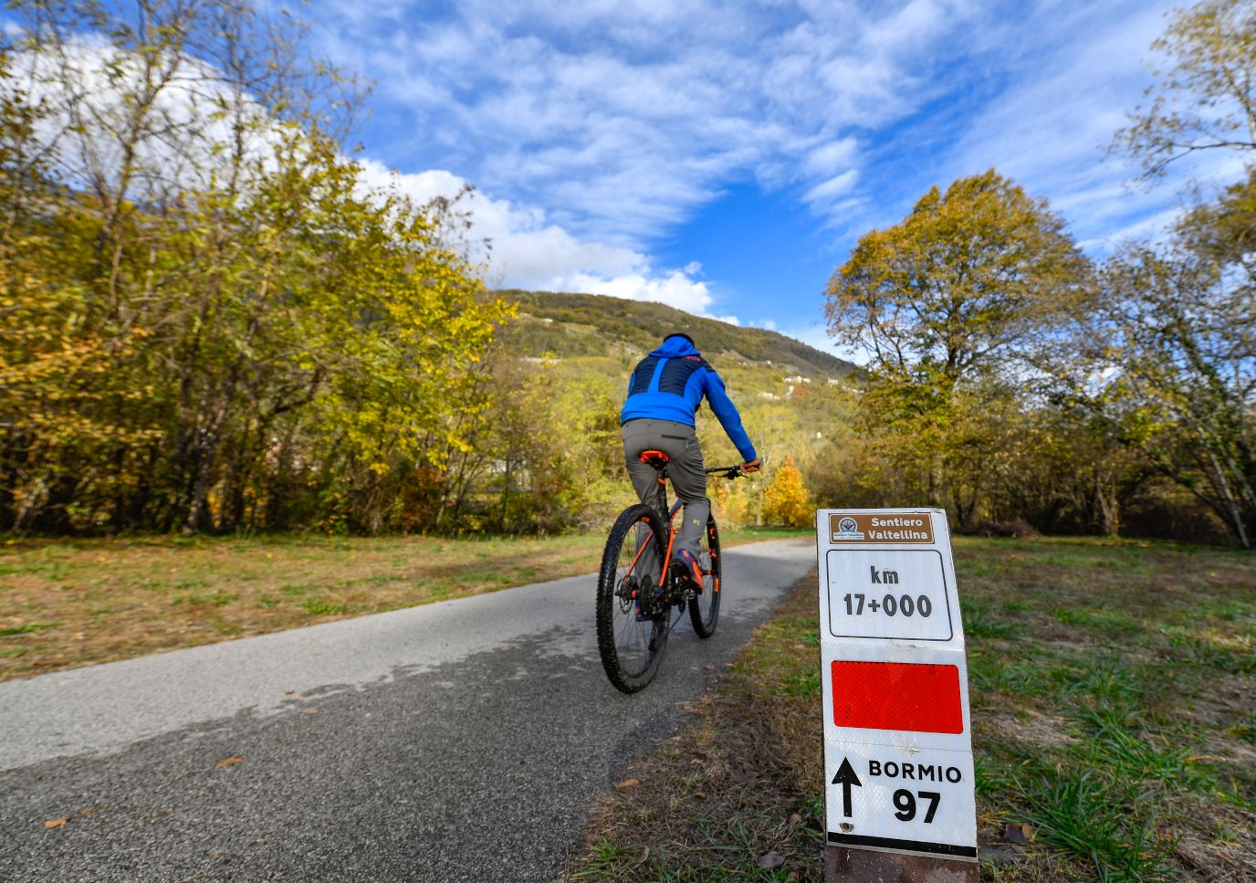 ciclista lungo il sentiero valtellina