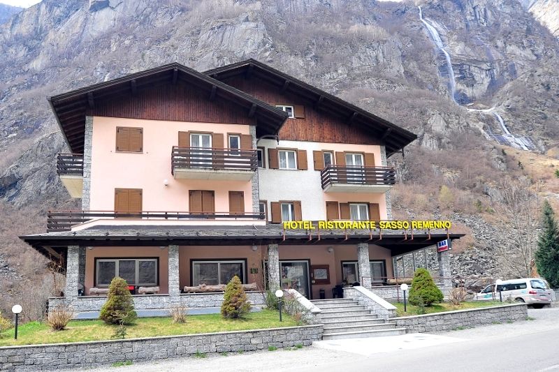 Albergo Sasso Remenno Val Masino esterno